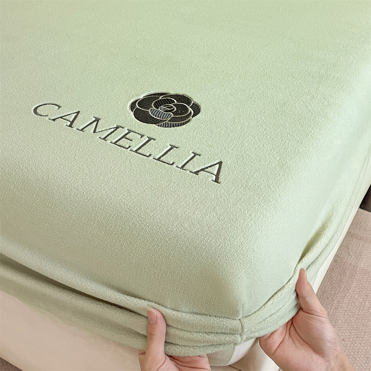 91家纺网 家纺一手货源 找家纺 笙意家纺 2025新款A类牛奶绒海獭绒加厚法式刺绣床笠 花屿-叶绿