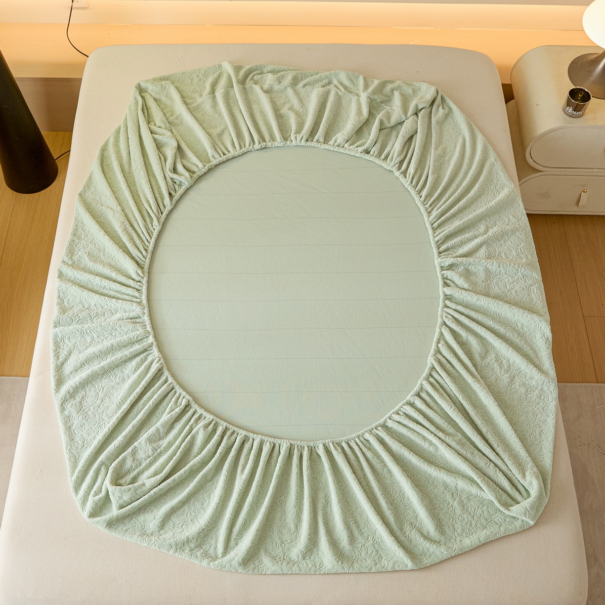 91家纺网 家纺一手货源 找家纺 乐美家纺 2025新款A类高克重牛奶绒雕花床笠三件套 那片花海（绿）