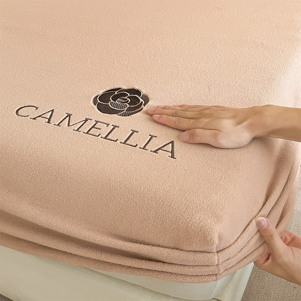 91家纺网 家纺一手货源 找家纺 笙意家纺 2025新款A类牛奶绒海獭绒加厚法式刺绣床笠 花屿-驼色