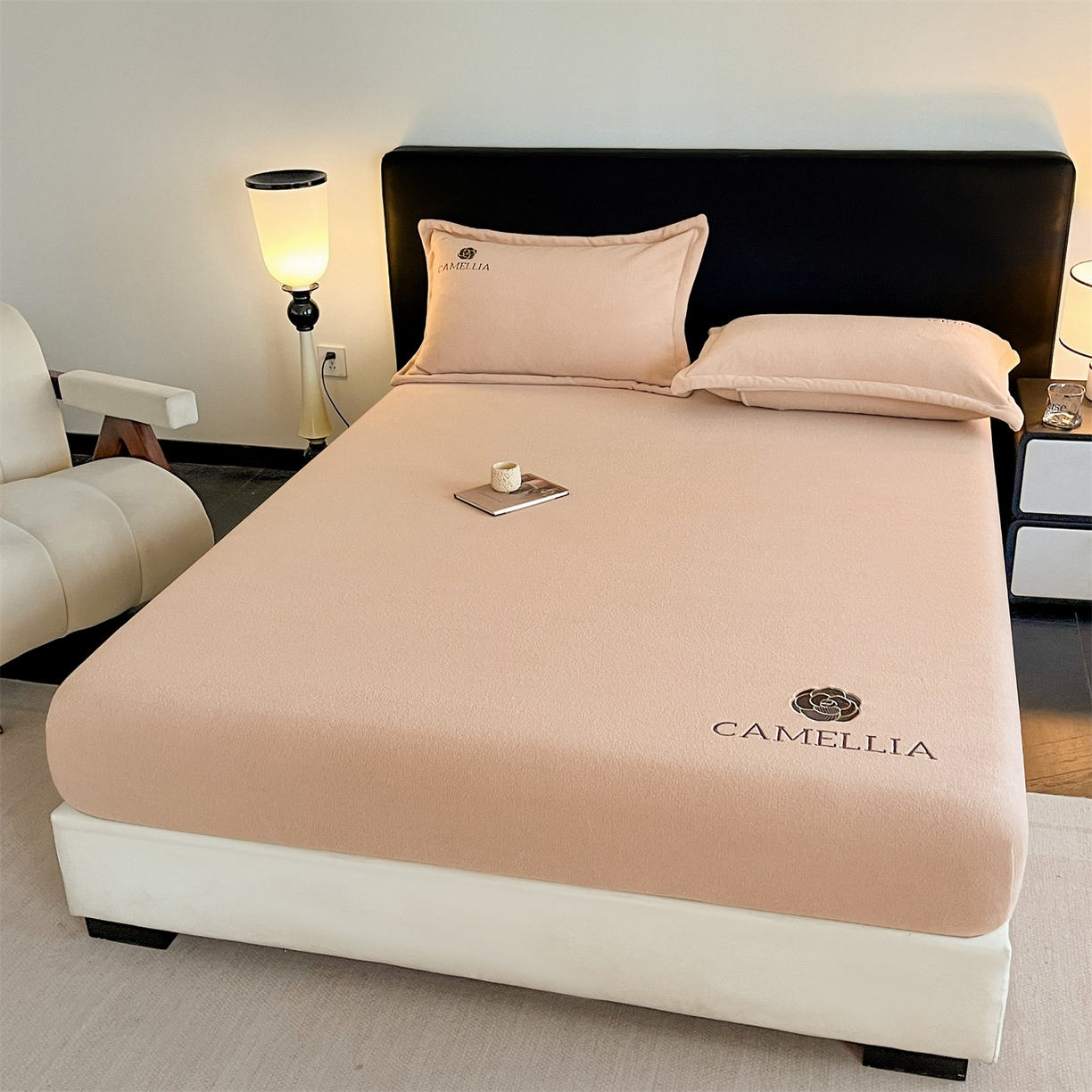 91家纺网 家纺一手货源 找家纺 笙意家纺 2025新款A类牛奶绒海獭绒加厚法式刺绣床笠 花屿-驼色