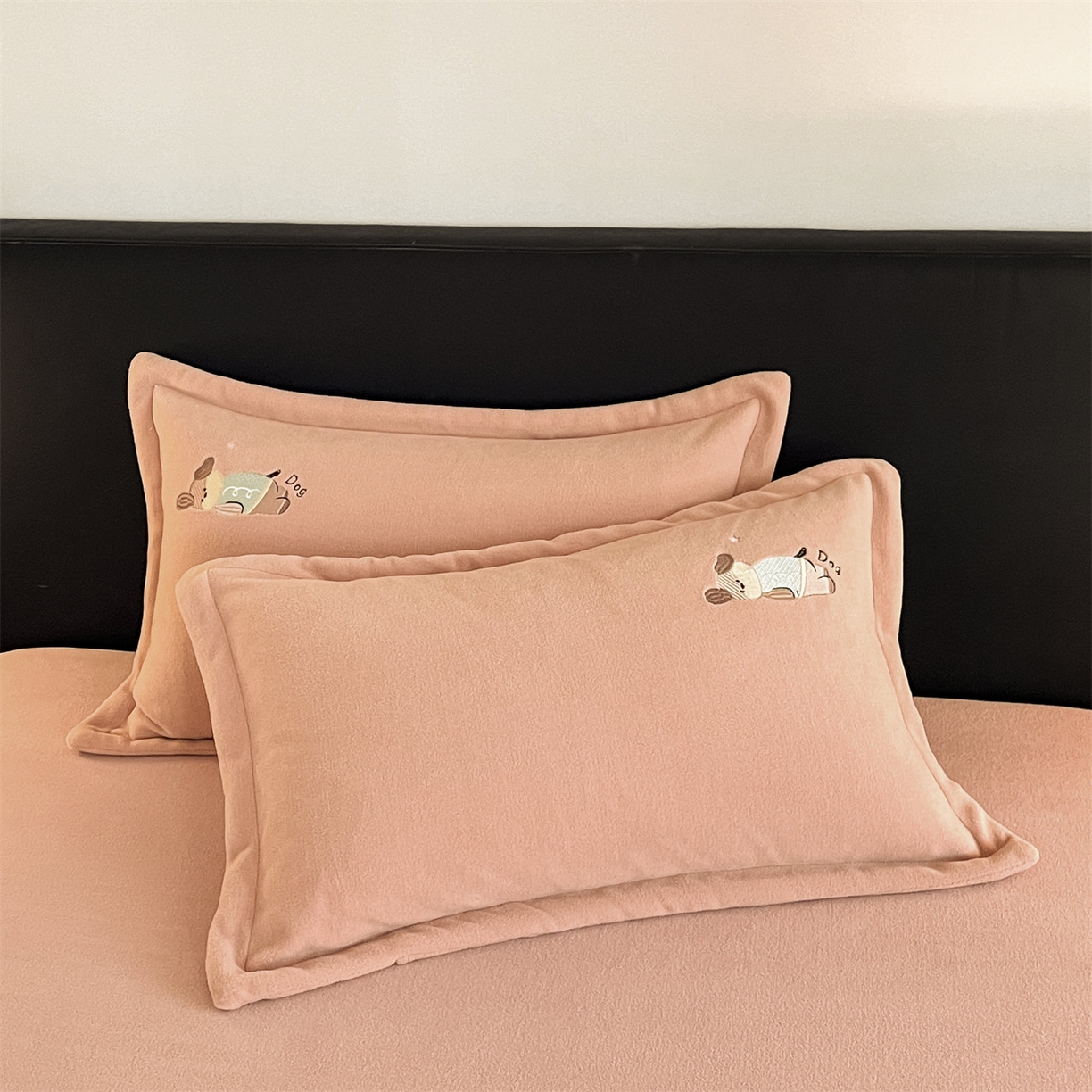 91家纺网 家纺一手货源 找家纺 笙意家纺 2025新款A类牛奶绒海獭绒卡通刺绣床笠 卡通-香槟金