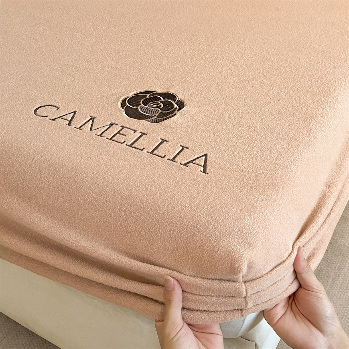 91家纺网 家纺一手货源 找家纺 笙意家纺 2025新款A类牛奶绒海獭绒加厚法式刺绣床笠 花屿-驼色