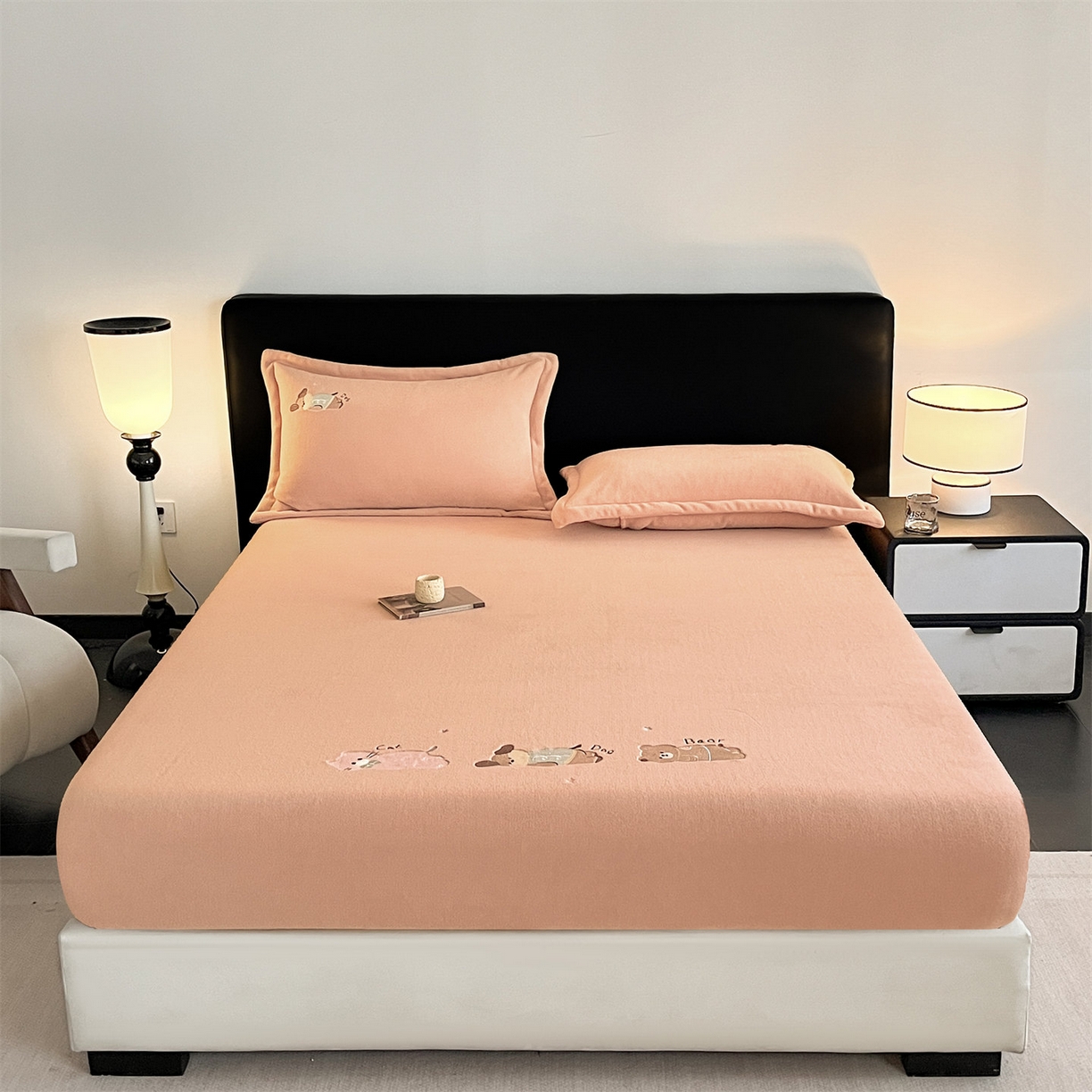 91家纺网 家纺一手货源 找家纺 笙意家纺 2025新款A类牛奶绒海獭绒卡通刺绣床笠 卡通-香槟金