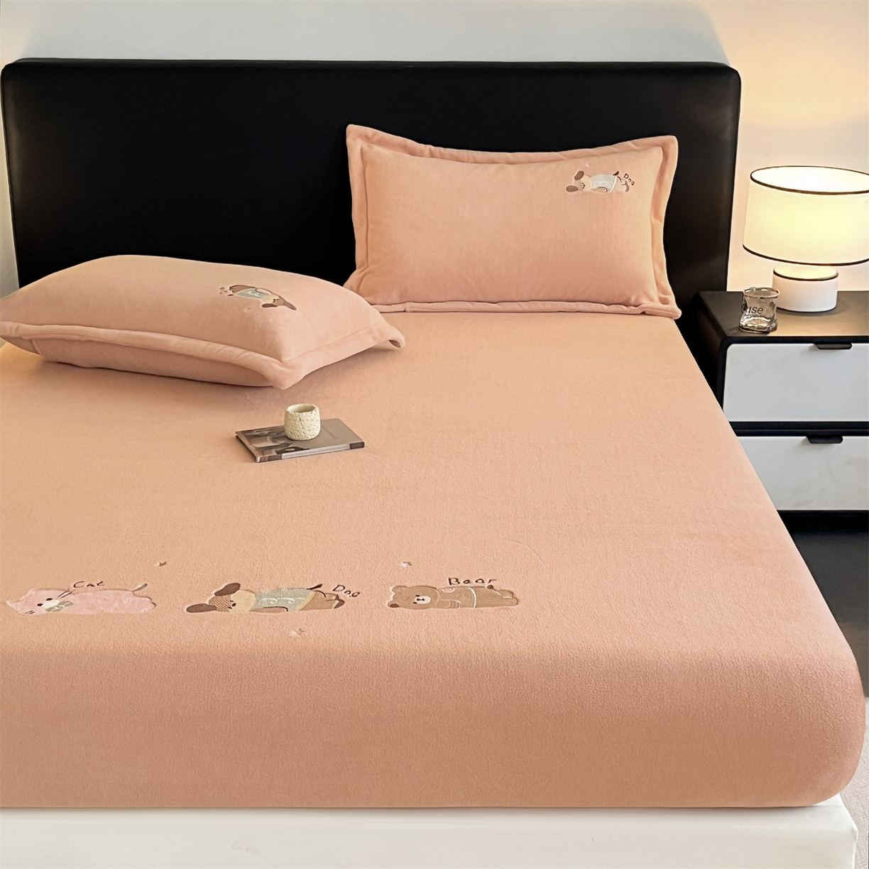 91家纺网 家纺一手货源 找家纺 笙意家纺 2025新款A类牛奶绒海獭绒卡通刺绣床笠 卡通-香槟金