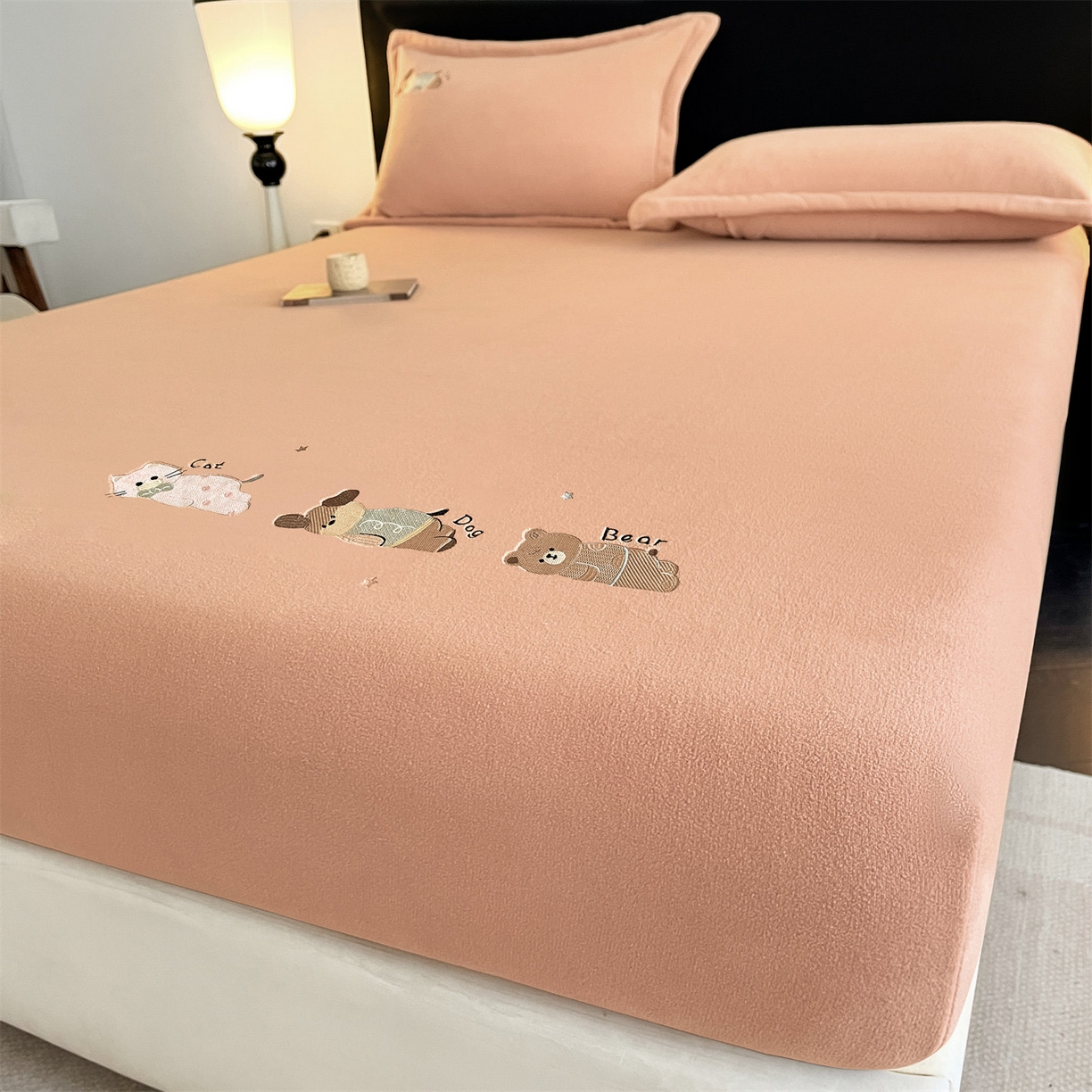 91家纺网 家纺一手货源 找家纺 笙意家纺 2025新款A类牛奶绒海獭绒卡通刺绣床笠 卡通-香槟金