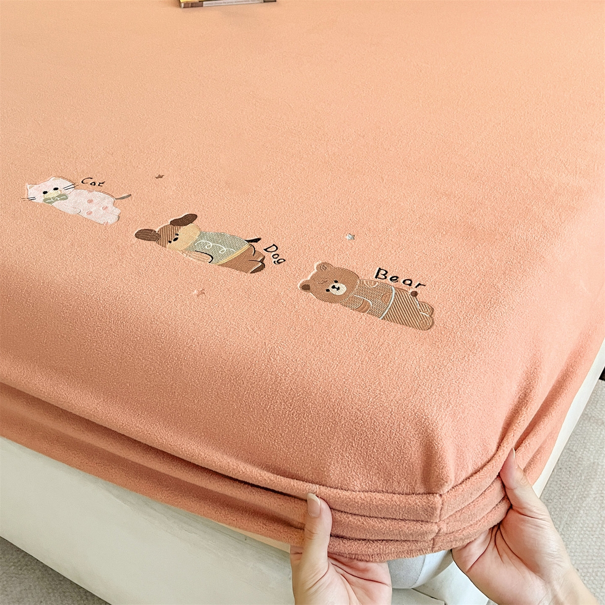 91家纺网 家纺一手货源 找家纺 笙意家纺 2025新款A类牛奶绒海獭绒卡通刺绣床笠 卡通-香槟金