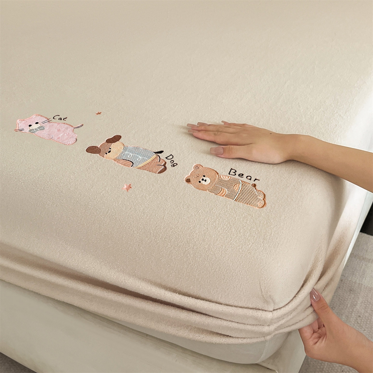 91家纺网 家纺一手货源 找家纺 笙意家纺 2025新款A类牛奶绒海獭绒卡通刺绣床笠 卡通-浅米色