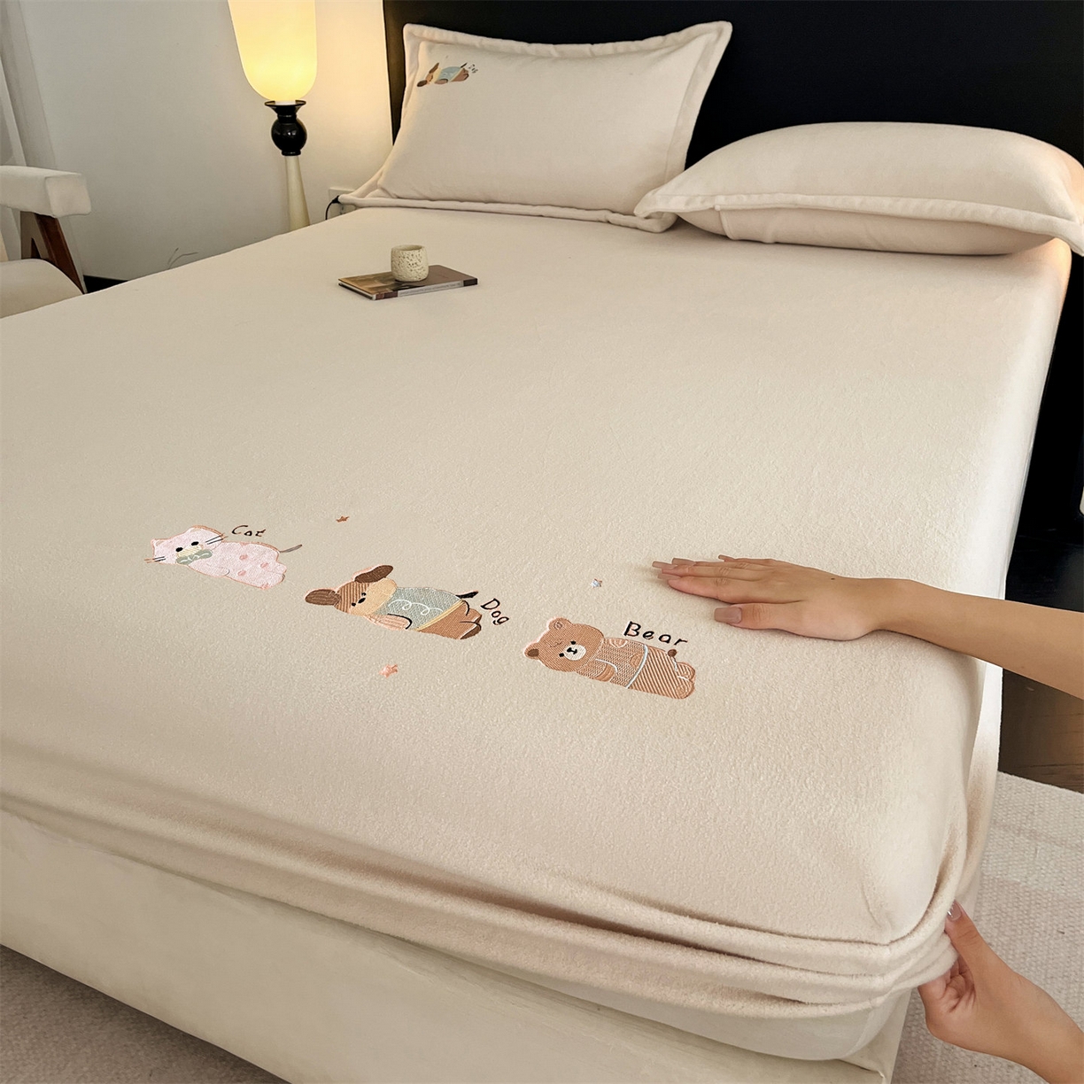 91家纺网 家纺一手货源 找家纺 （总）笙意家纺 2025新款A类牛奶绒海獭绒卡通刺绣床笠