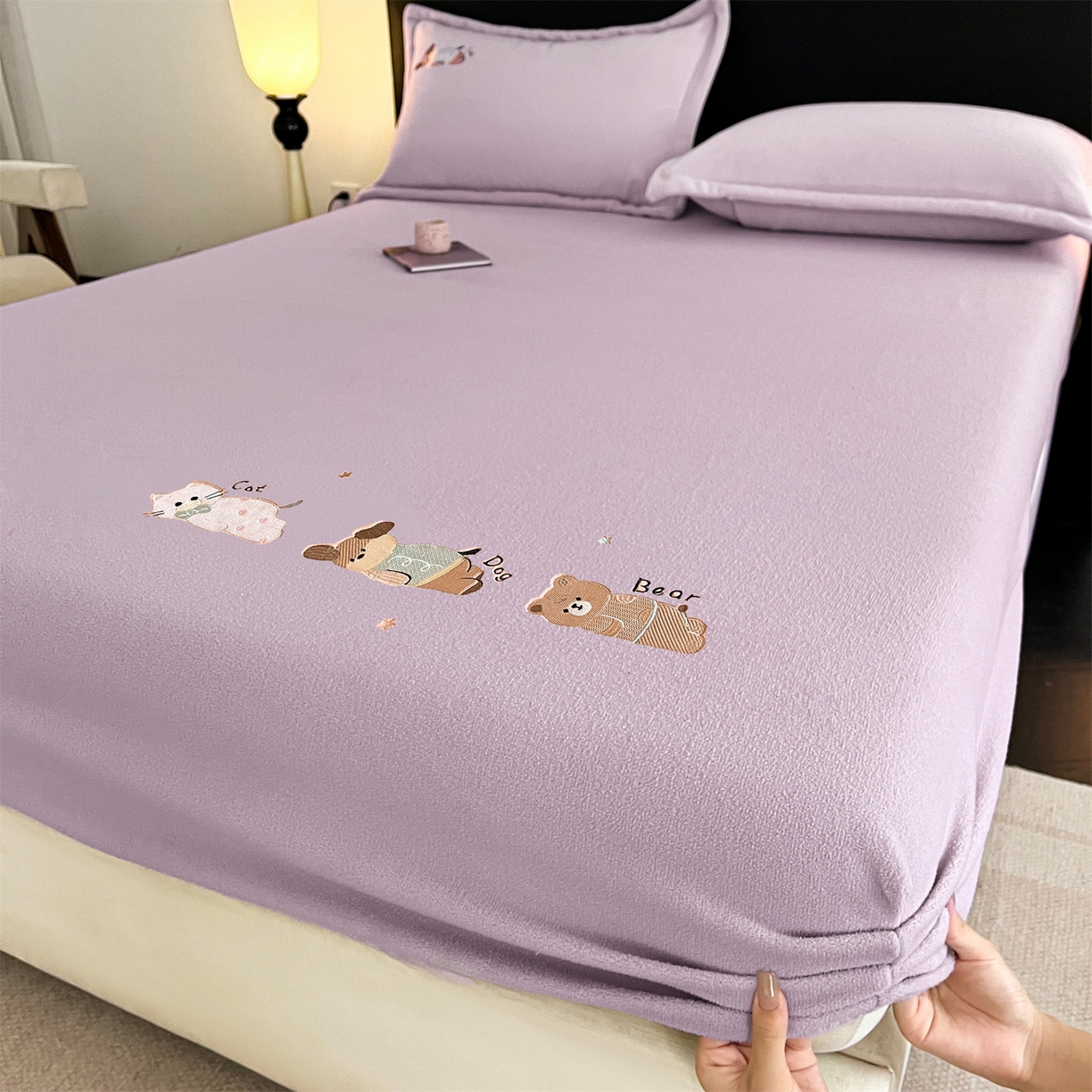 91家纺网 家纺一手货源 找家纺 笙意家纺 2025新款A类牛奶绒海獭绒卡通刺绣床笠 卡通-月光紫