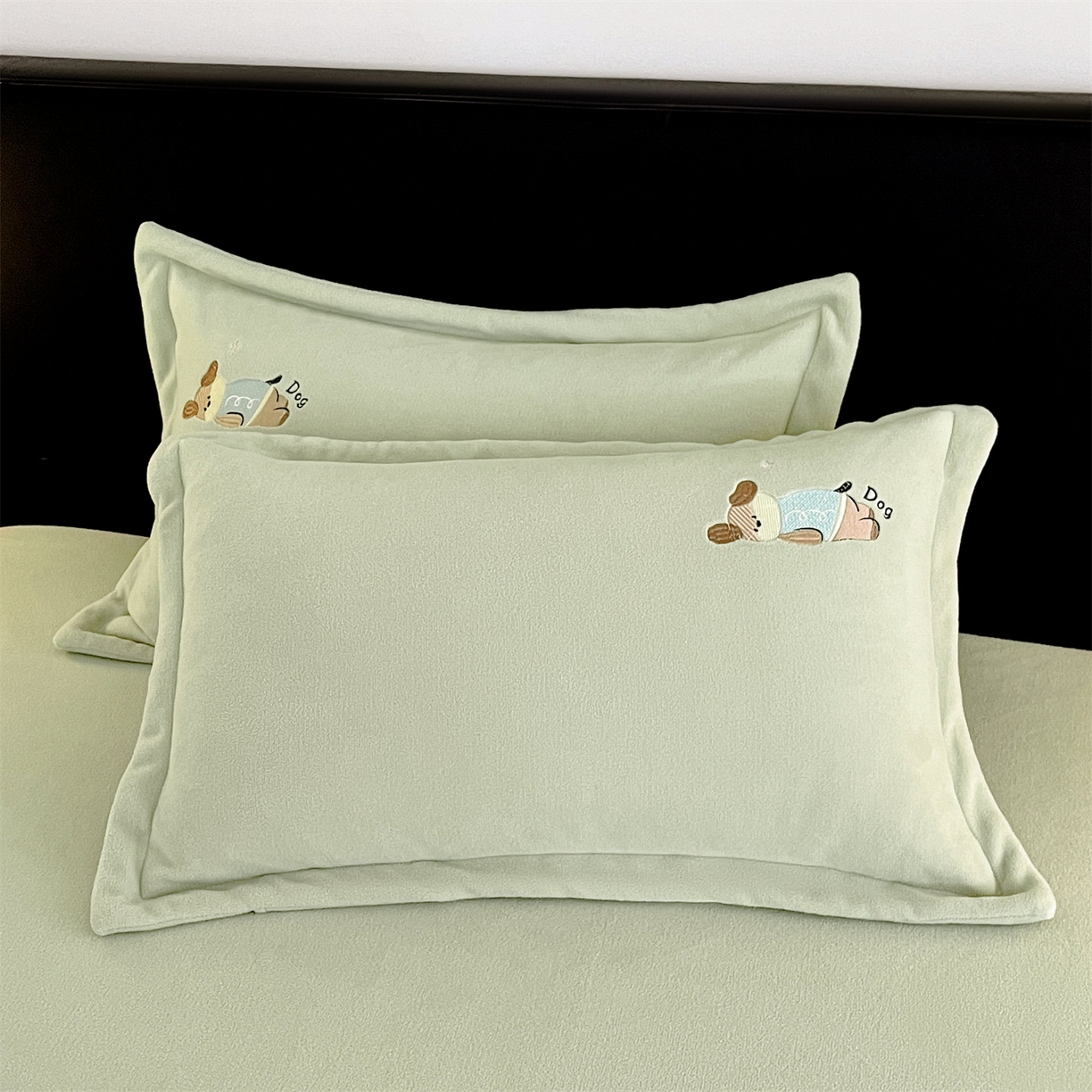 91家纺网 家纺一手货源 找家纺 笙意家纺 2025新款A类牛奶绒海獭绒卡通刺绣床笠 卡通-叶绿