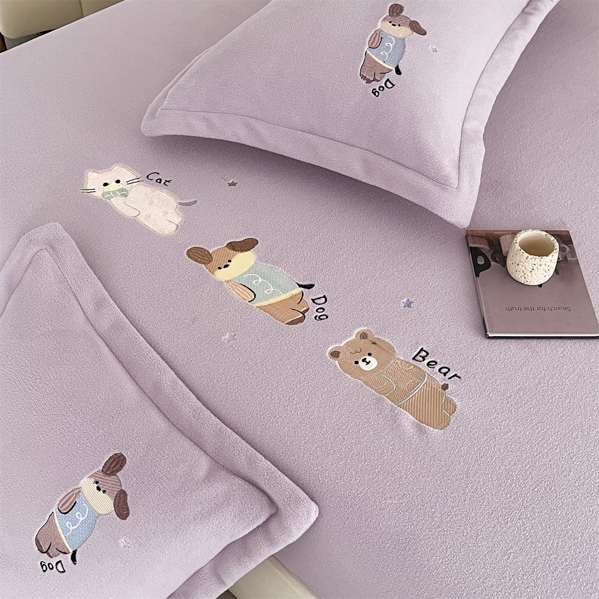 91家纺网 家纺一手货源 找家纺 笙意家纺 2025新款A类牛奶绒海獭绒卡通刺绣床笠 卡通-月光紫