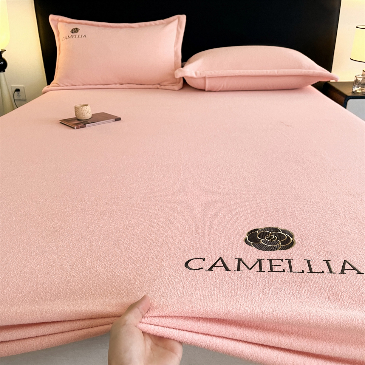 91家纺网 家纺一手货源 找家纺 笙意家纺 2025新款A类牛奶绒海獭绒加厚法式刺绣床笠 花屿-玉粉