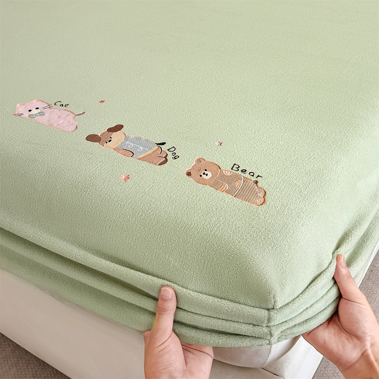 91家纺网 家纺一手货源 找家纺 笙意家纺 2025新款A类牛奶绒海獭绒卡通刺绣床笠 卡通-叶绿