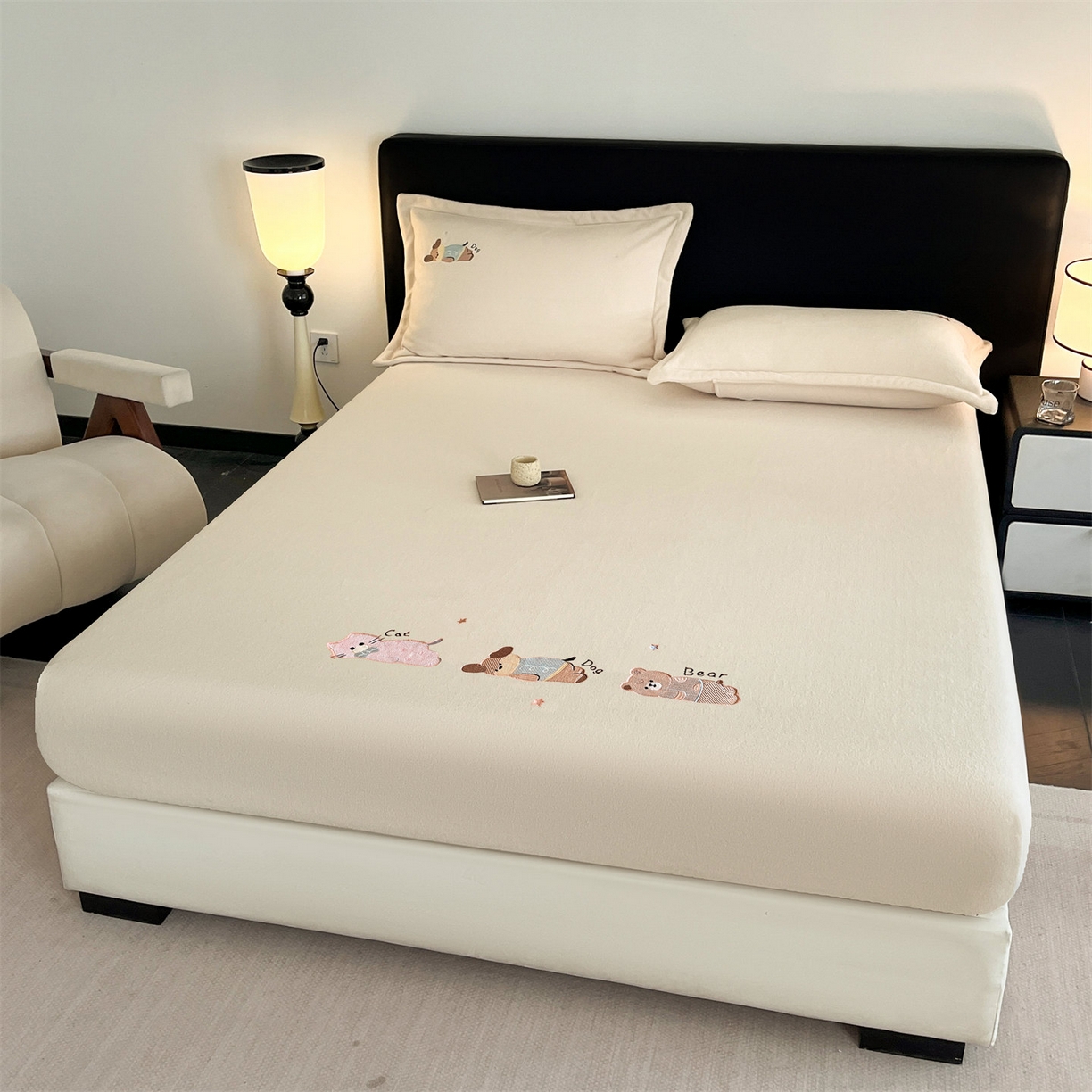 91家纺网 家纺一手货源 找家纺 笙意家纺 2025新款A类牛奶绒海獭绒卡通刺绣床笠 卡通-浅米色