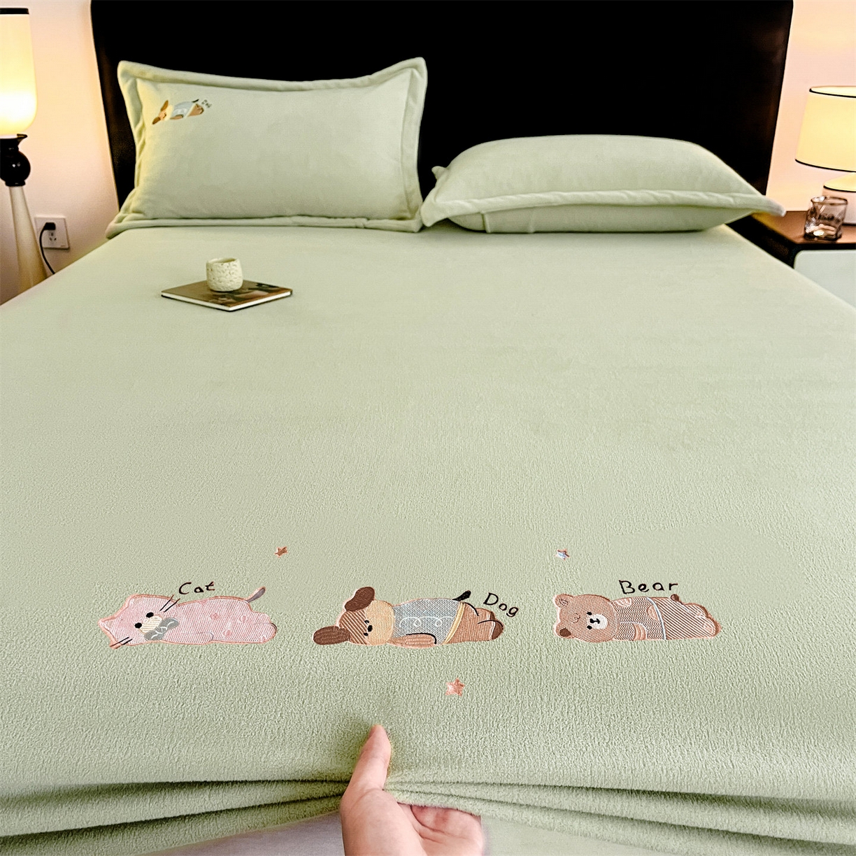 91家纺网 家纺一手货源 找家纺 笙意家纺 2025新款A类牛奶绒海獭绒卡通刺绣床笠 卡通-叶绿