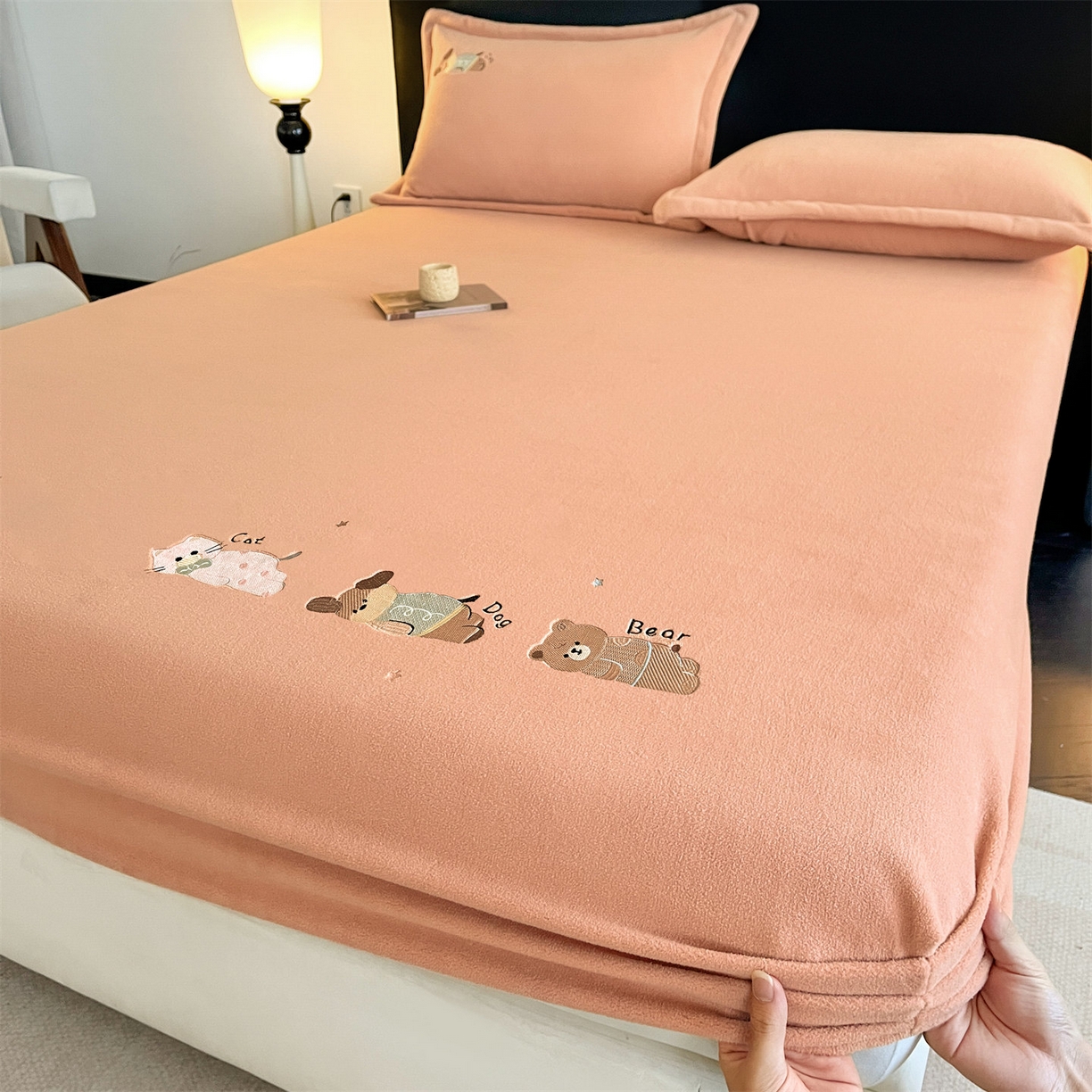 91家纺网 家纺一手货源 找家纺 笙意家纺 2025新款A类牛奶绒海獭绒卡通刺绣床笠 卡通-香槟金