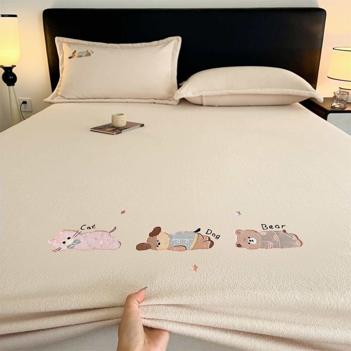 91家纺网 家纺一手货源 找家纺 笙意家纺 2025新款A类牛奶绒海獭绒卡通刺绣床笠 卡通-浅米色