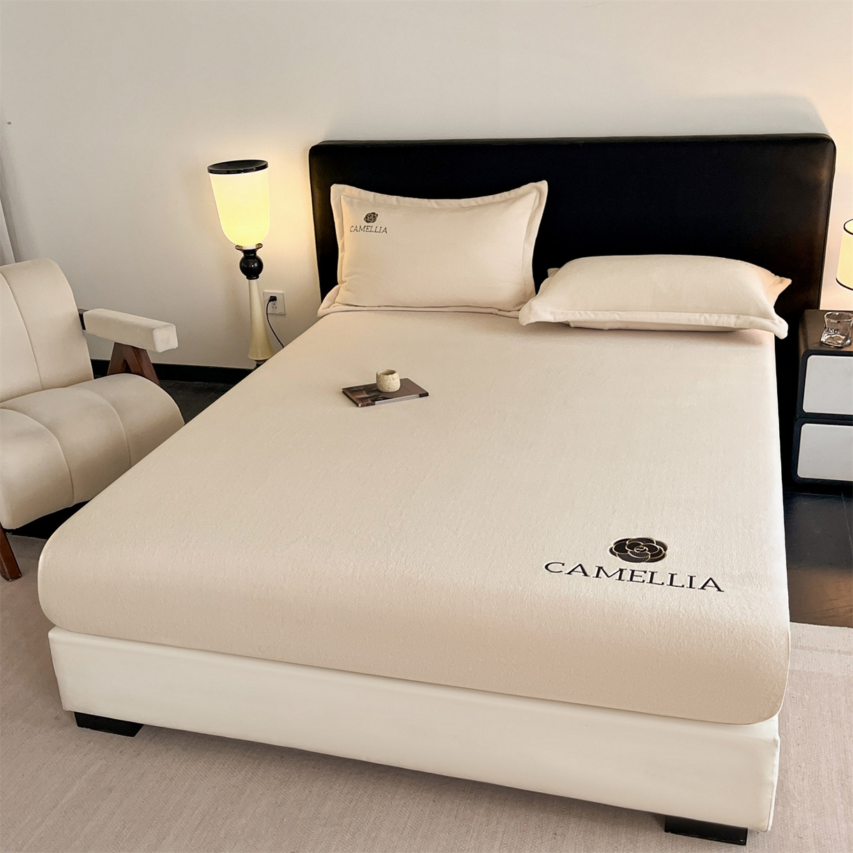 91家纺网 家纺一手货源 找家纺 笙意家纺 2025新款A类牛奶绒海獭绒加厚法式刺绣床笠 花屿-浅米色