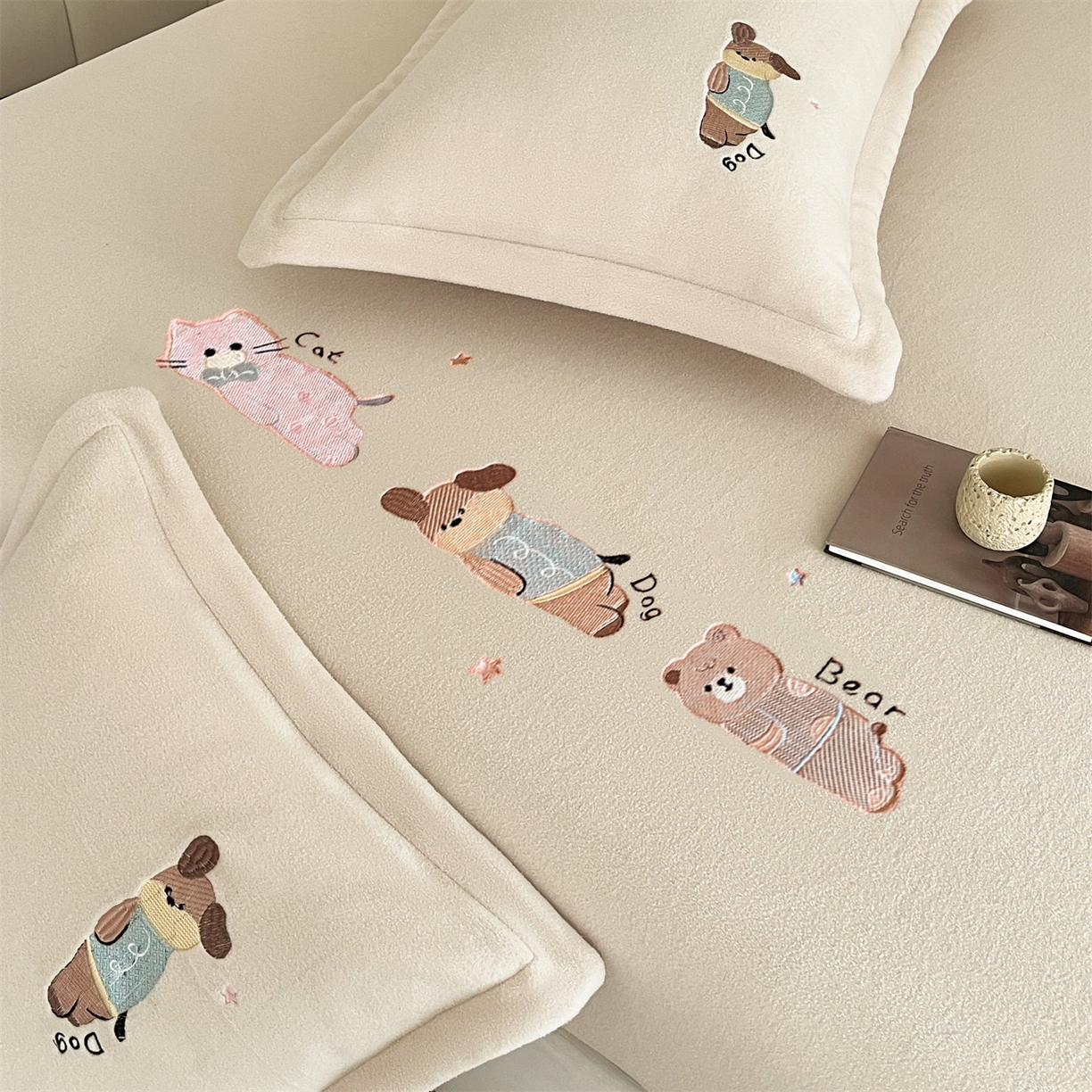 91家纺网 家纺一手货源 找家纺 笙意家纺 2025新款A类牛奶绒海獭绒卡通刺绣床笠 卡通-浅米色