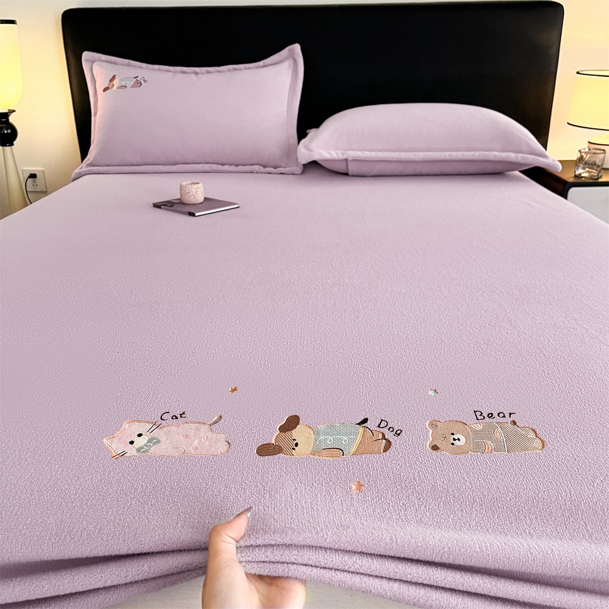 91家纺网 家纺一手货源 找家纺 笙意家纺 2025新款A类牛奶绒海獭绒卡通刺绣床笠 卡通-月光紫