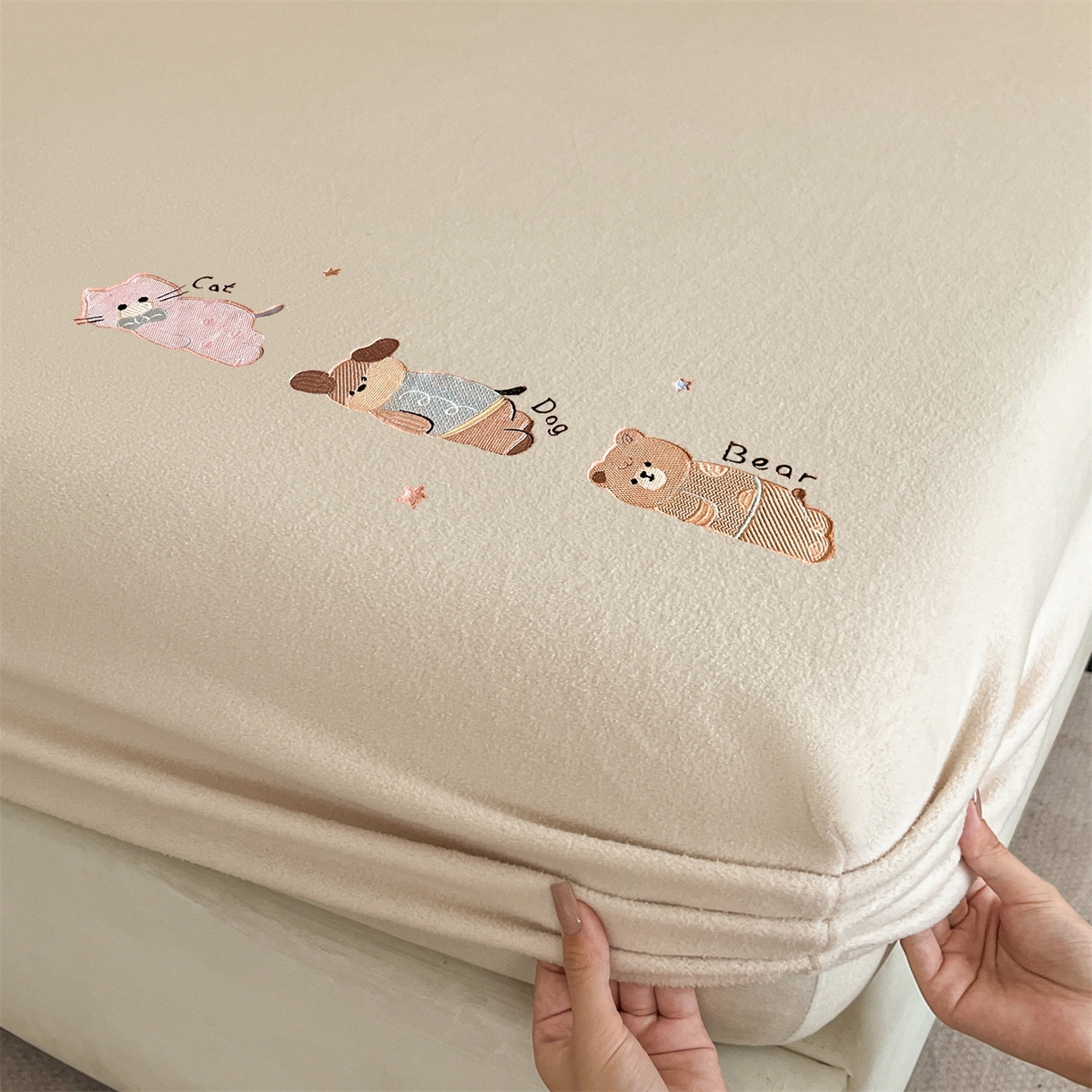 91家纺网 家纺一手货源 找家纺 笙意家纺 2025新款A类牛奶绒海獭绒卡通刺绣床笠 卡通-浅米色