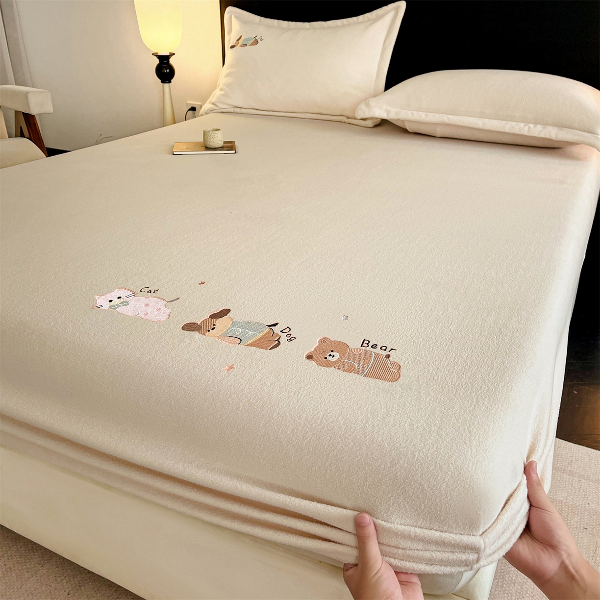 91家纺网 家纺一手货源 找家纺 笙意家纺 2025新款A类牛奶绒海獭绒卡通刺绣床笠 卡通-浅米色