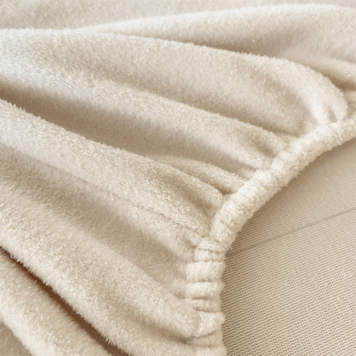 91家纺网 家纺一手货源 找家纺 笙意家纺 2025新款A类牛奶绒海獭绒卡通刺绣床笠 卡通-浅米色