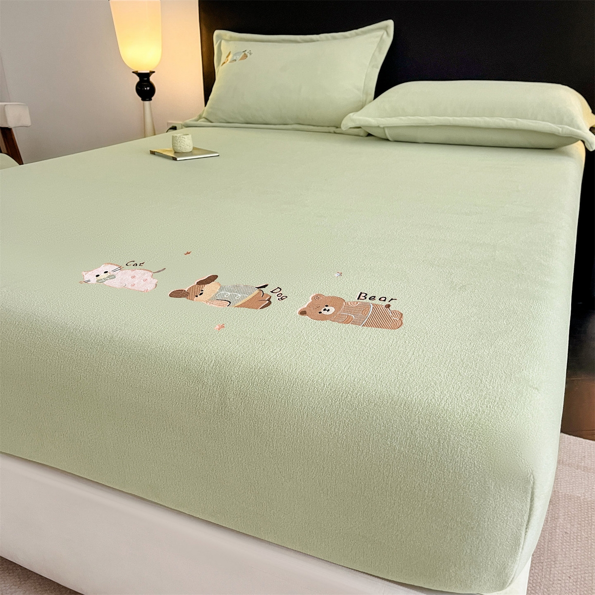 91家纺网 家纺一手货源 找家纺 笙意家纺 2025新款A类牛奶绒海獭绒卡通刺绣床笠 卡通-叶绿