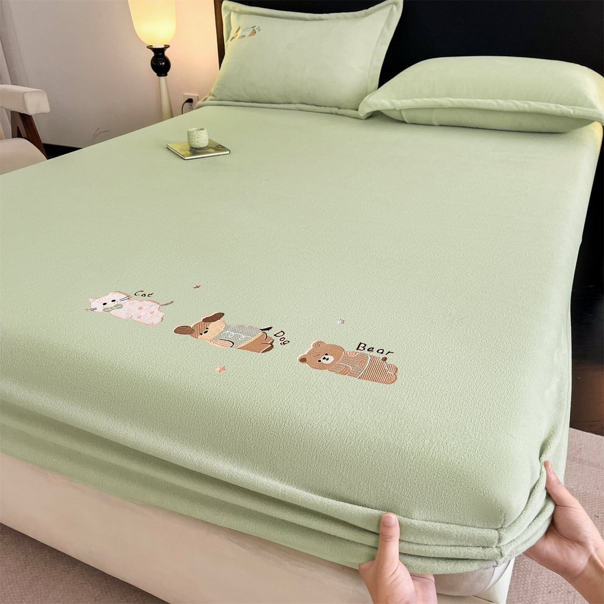 91家纺网 家纺一手货源 找家纺 笙意家纺 2025新款A类牛奶绒海獭绒卡通刺绣床笠 卡通-叶绿