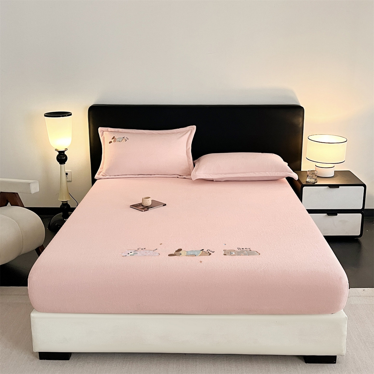 91家纺网 家纺一手货源 找家纺 笙意家纺 2025新款A类牛奶绒海獭绒卡通刺绣床笠 卡通-玉粉