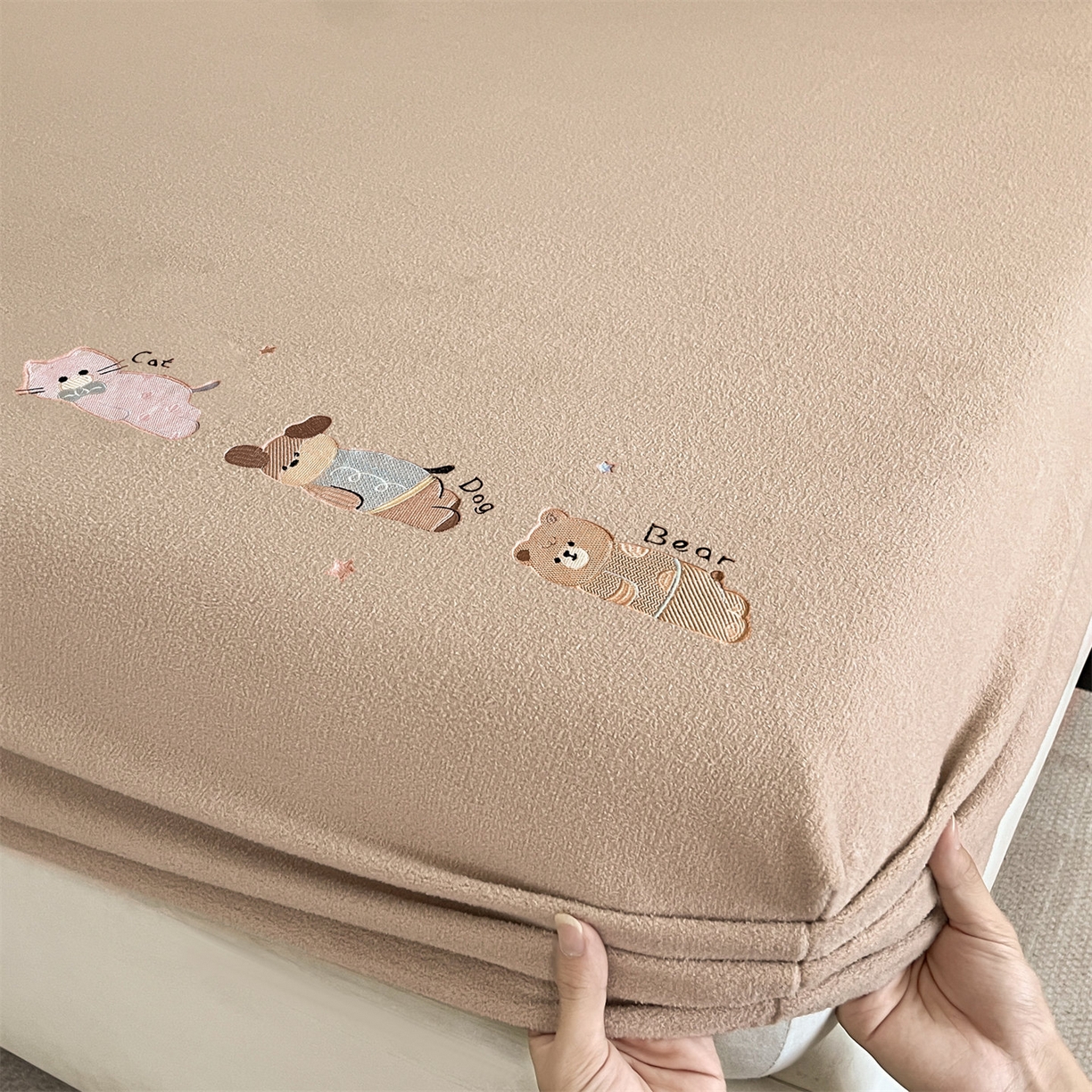 91家纺网 家纺一手货源 找家纺 （总）笙意家纺 2025新款A类牛奶绒海獭绒卡通刺绣床笠