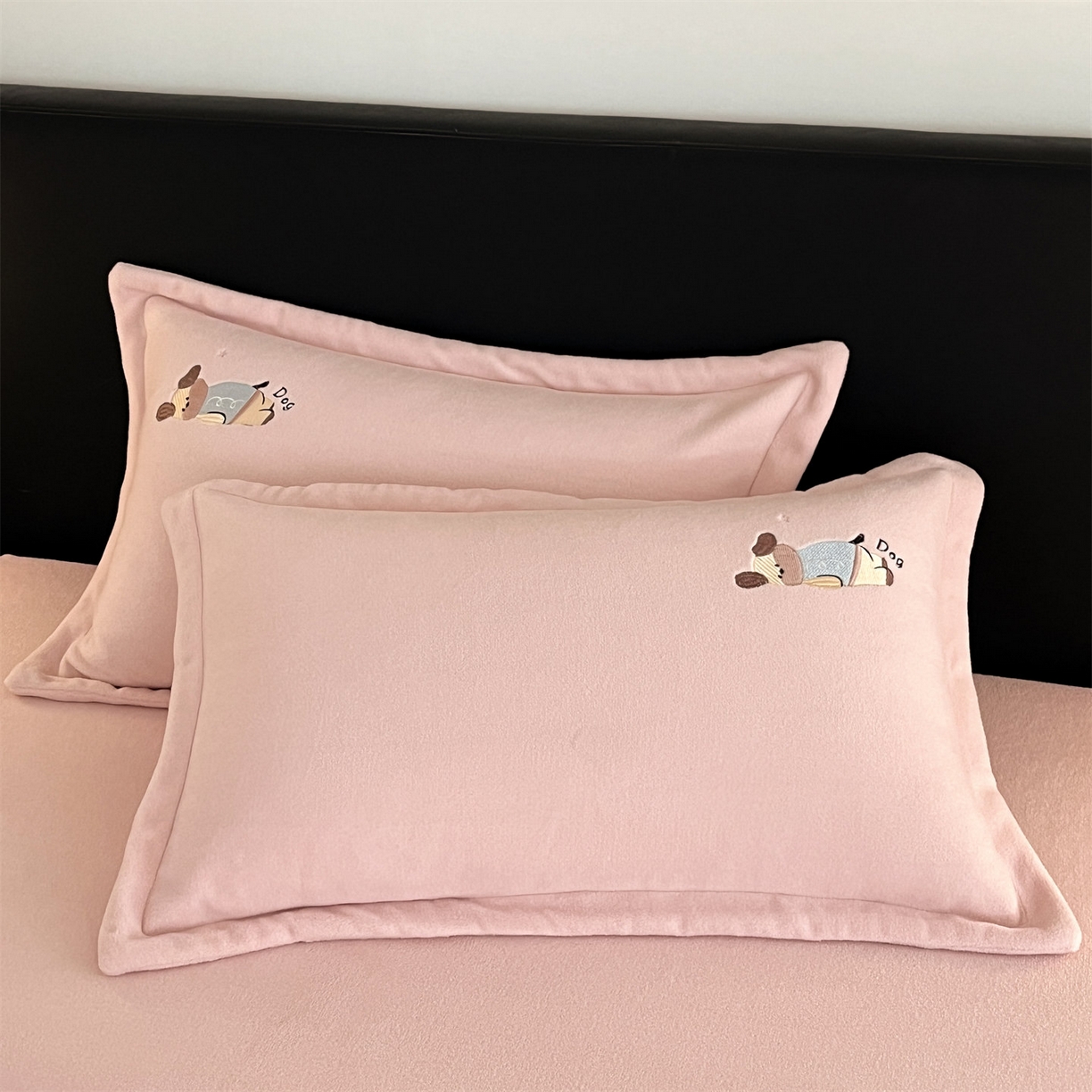 91家纺网 家纺一手货源 找家纺 笙意家纺 2025新款A类牛奶绒海獭绒卡通刺绣床笠 卡通-玉粉