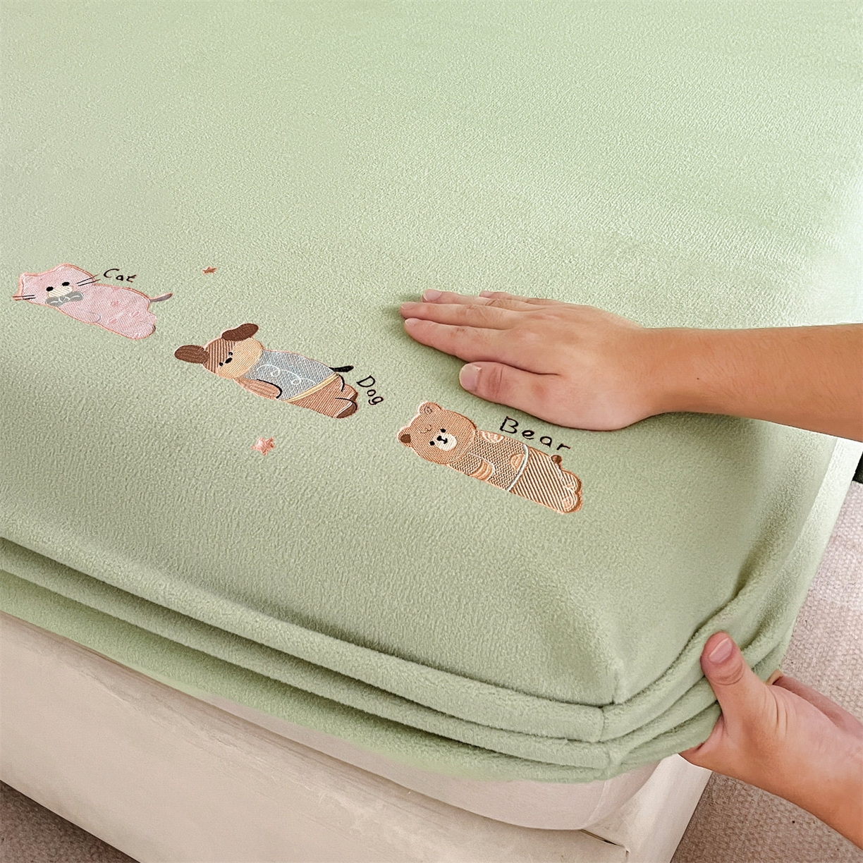 91家纺网 家纺一手货源 找家纺 笙意家纺 2025新款A类牛奶绒海獭绒卡通刺绣床笠 卡通-叶绿