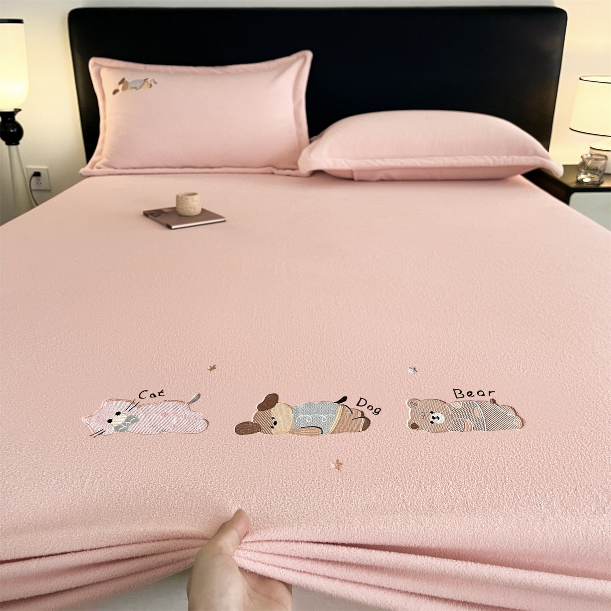 91家纺网 家纺一手货源 找家纺 笙意家纺 2025新款A类牛奶绒海獭绒卡通刺绣床笠 卡通-玉粉