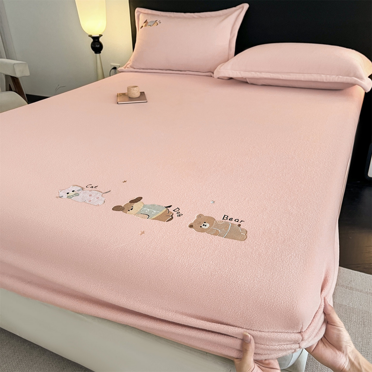 91家纺网 家纺一手货源 找家纺 笙意家纺 2025新款A类牛奶绒海獭绒卡通刺绣床笠 卡通-玉粉