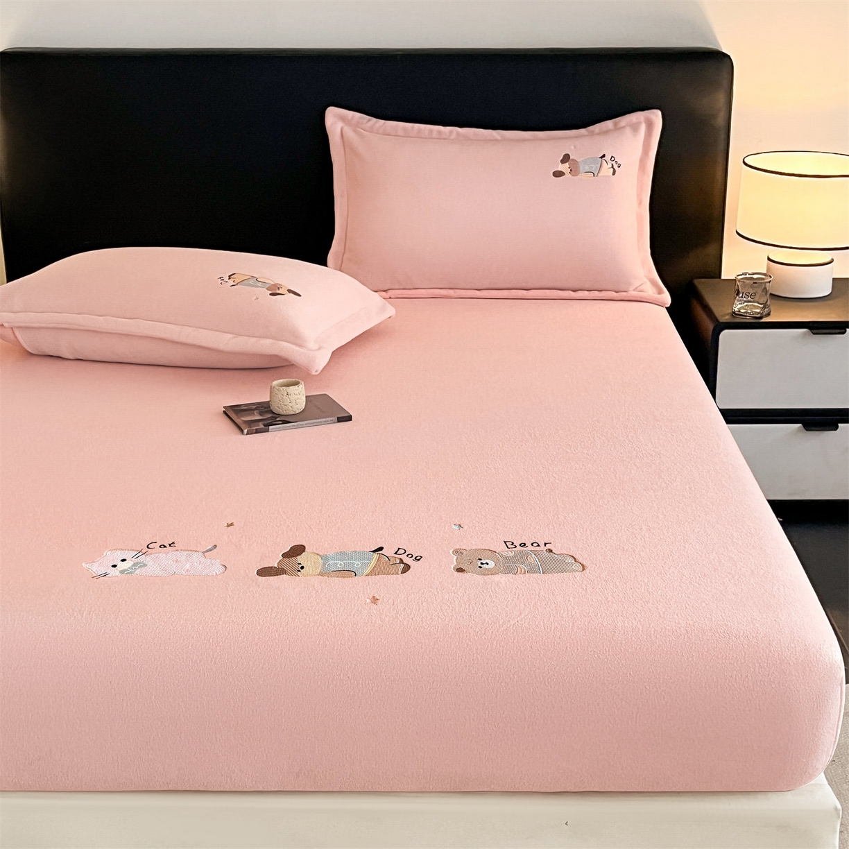 91家纺网 家纺一手货源 找家纺 笙意家纺 2025新款A类牛奶绒海獭绒卡通刺绣床笠 卡通-玉粉