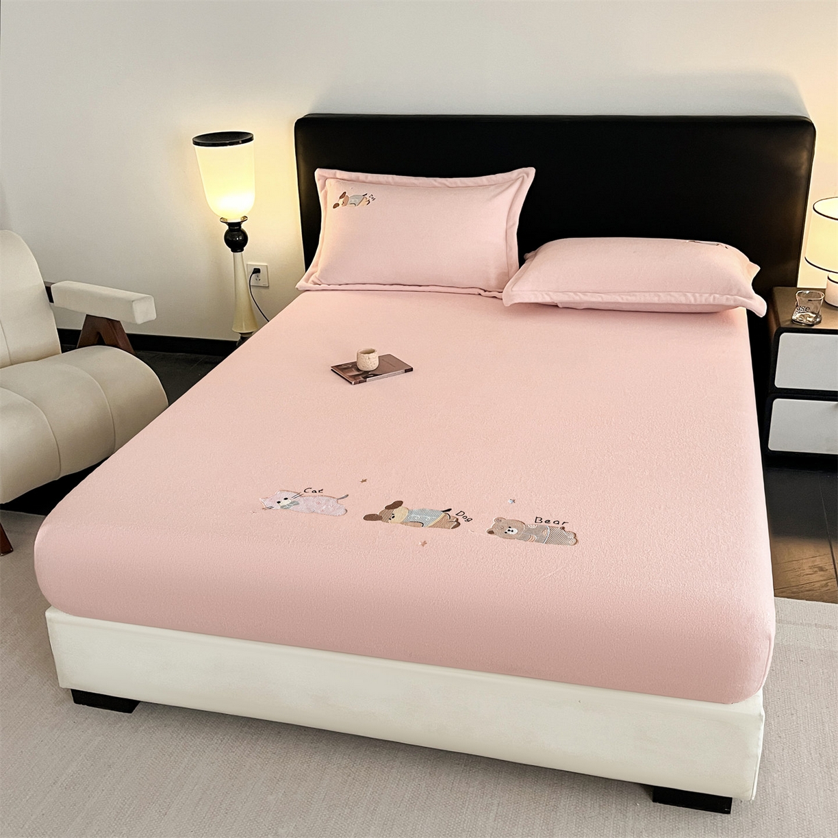 91家纺网 家纺一手货源 找家纺 笙意家纺 2025新款A类牛奶绒海獭绒卡通刺绣床笠 卡通-玉粉