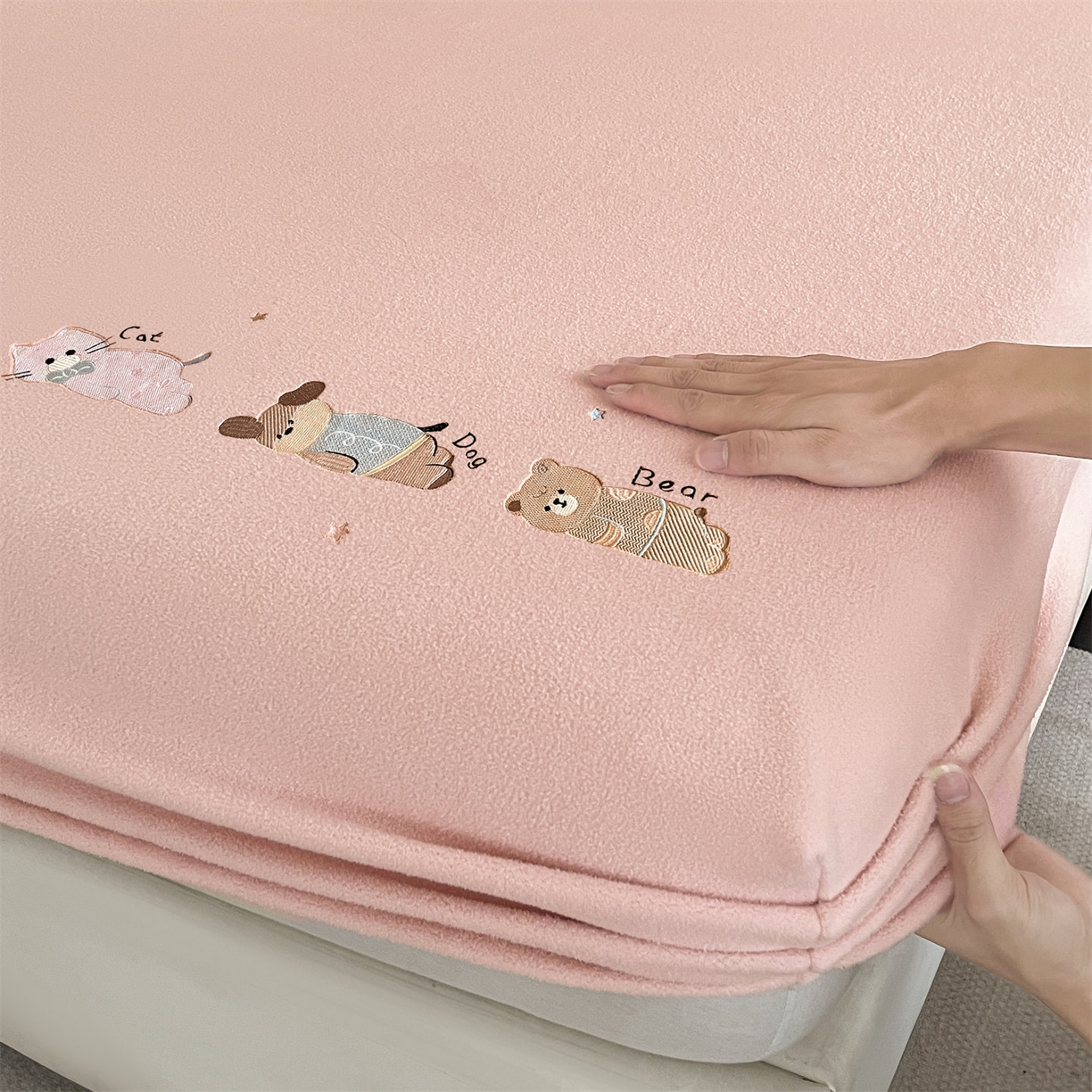 91家纺网 家纺一手货源 找家纺 笙意家纺 2025新款A类牛奶绒海獭绒卡通刺绣床笠 卡通-玉粉