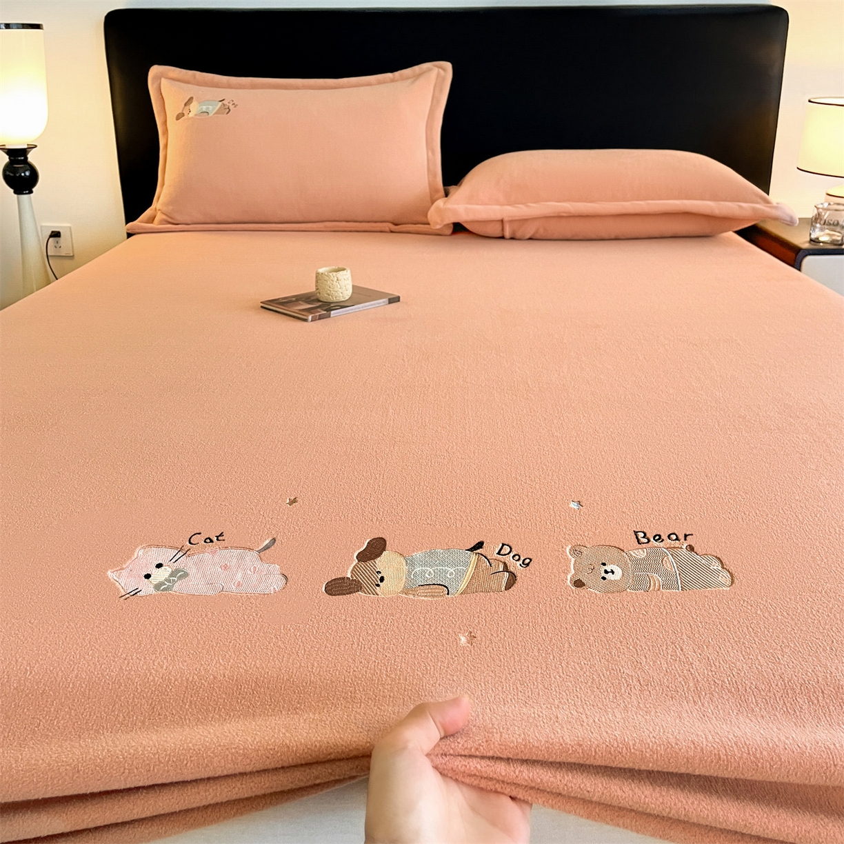 91家纺网 家纺一手货源 找家纺 笙意家纺 2025新款A类牛奶绒海獭绒卡通刺绣床笠 卡通-香槟金