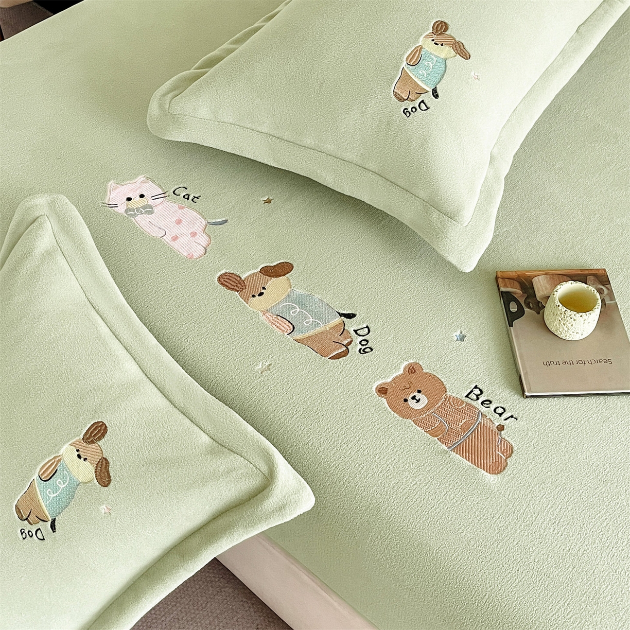 91家纺网 家纺一手货源 找家纺 笙意家纺 2025新款A类牛奶绒海獭绒卡通刺绣床笠 卡通-叶绿