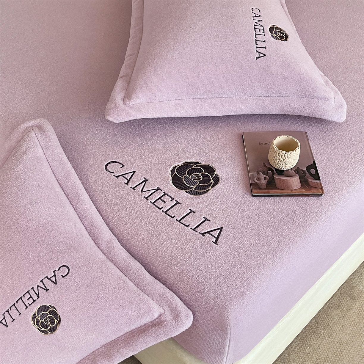 91家纺网 家纺一手货源 找家纺 笙意家纺 2025新款A类牛奶绒海獭绒加厚法式刺绣床笠 花屿-月光紫