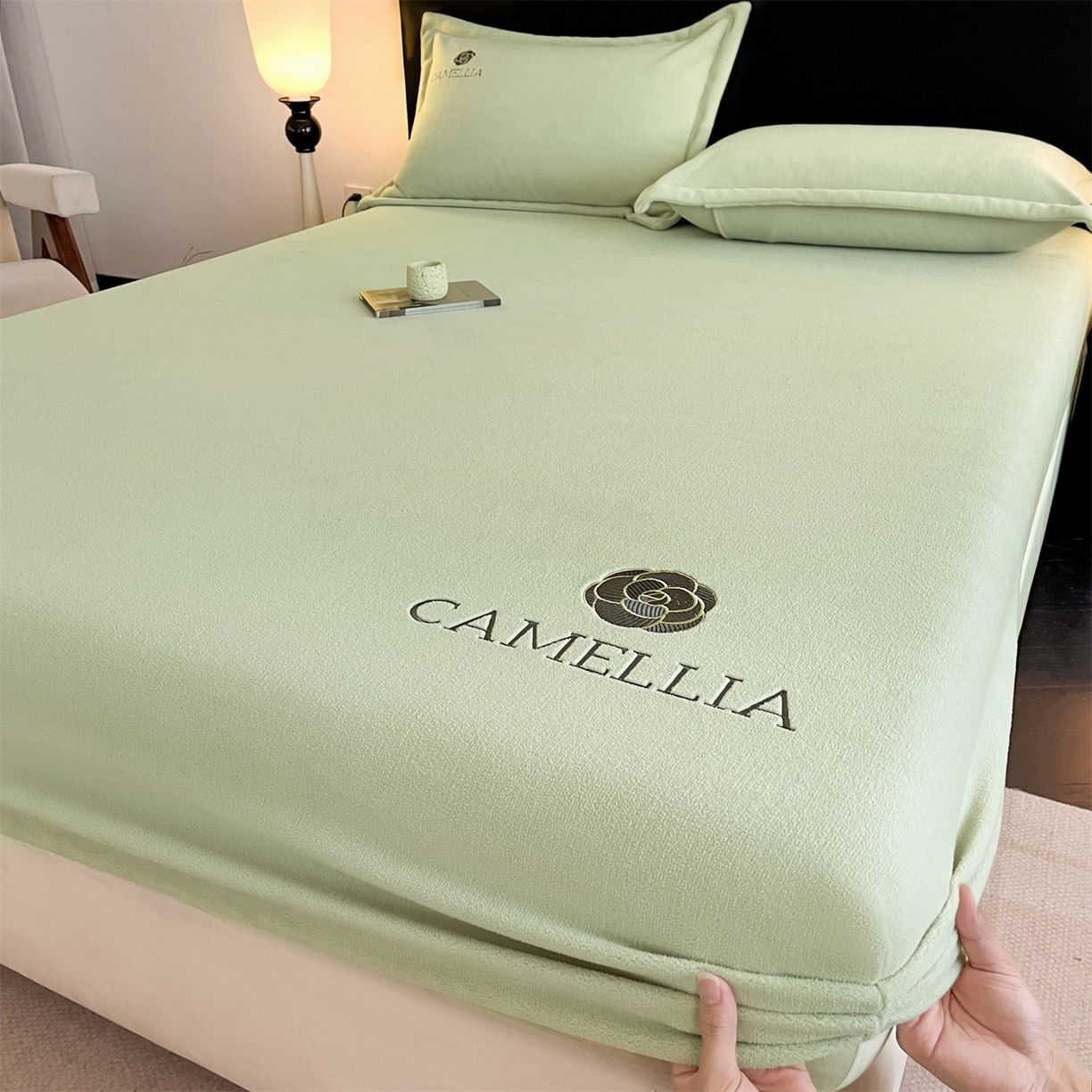 91家纺网 家纺一手货源 找家纺 笙意家纺 2025新款A类牛奶绒海獭绒加厚法式刺绣床笠 花屿-叶绿