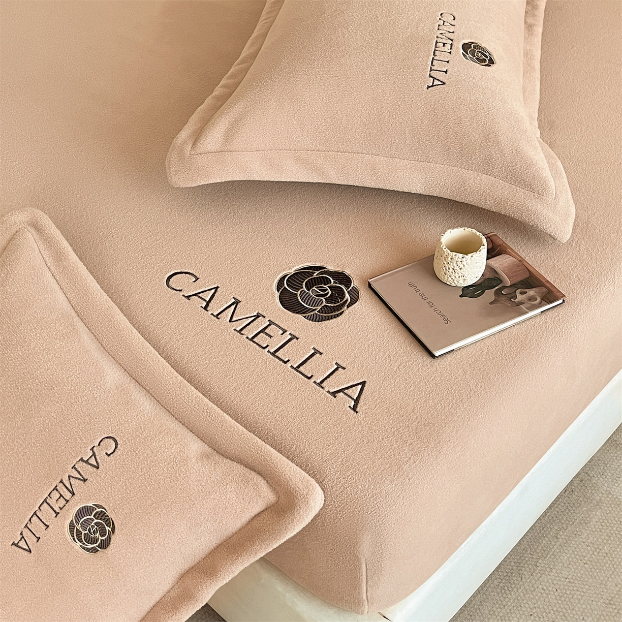 91家纺网 家纺一手货源 找家纺 笙意家纺 2025新款A类牛奶绒海獭绒加厚法式刺绣床笠 花屿-驼色