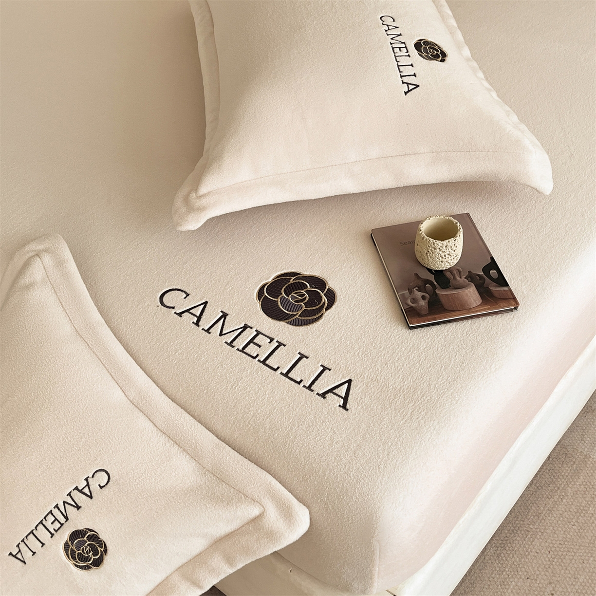 91家纺网 家纺一手货源 找家纺 笙意家纺 2025新款A类牛奶绒海獭绒加厚法式刺绣床笠 花屿-浅米色