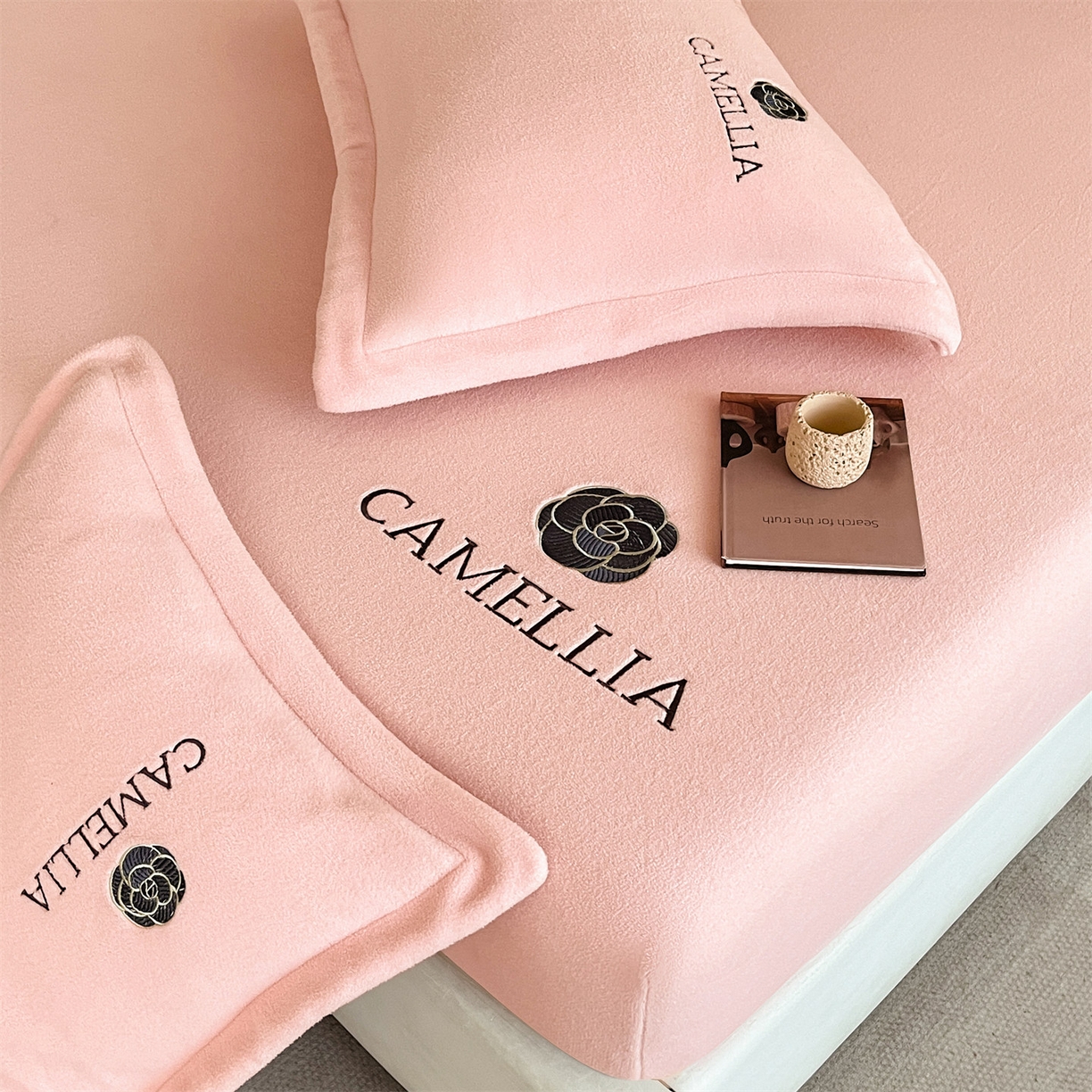 91家纺网 家纺一手货源 找家纺 笙意家纺 2025新款A类牛奶绒海獭绒加厚法式刺绣床笠 花屿-玉粉