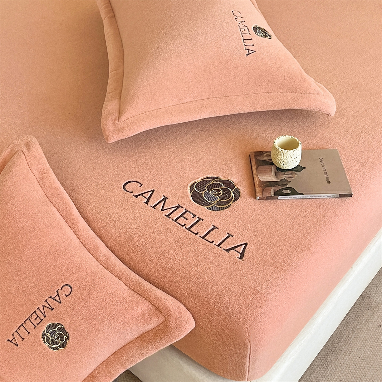 91家纺网 家纺一手货源 找家纺 笙意家纺 2025新款A类牛奶绒海獭绒加厚法式刺绣床笠 花屿-香槟金