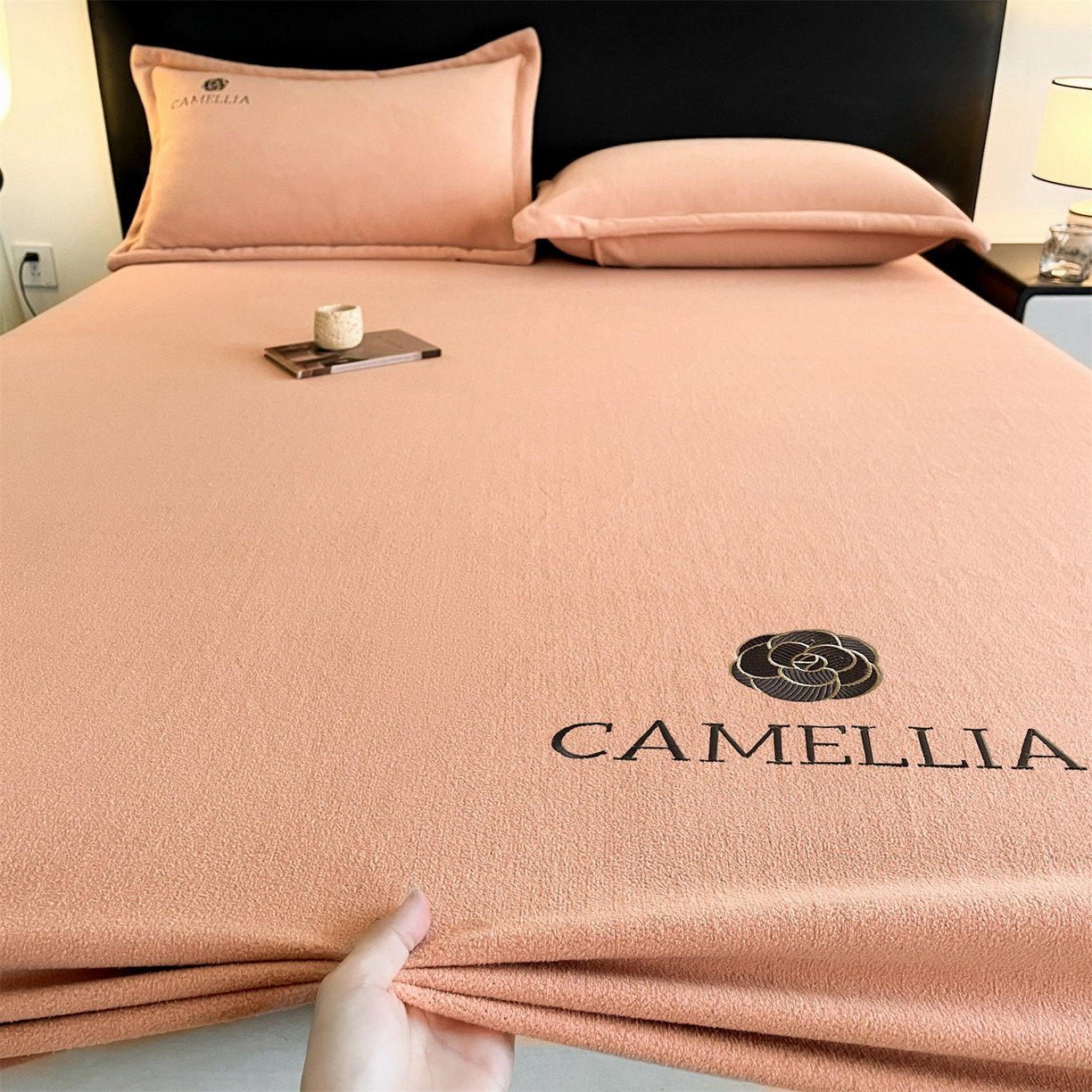 91家纺网 家纺一手货源 找家纺 笙意家纺 2025新款A类牛奶绒海獭绒加厚法式刺绣床笠 花屿-香槟金