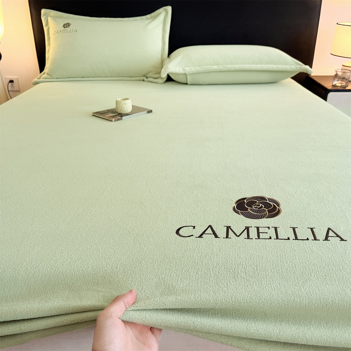 91家纺网 家纺一手货源 找家纺 笙意家纺 2025新款A类牛奶绒海獭绒加厚法式刺绣床笠 花屿-叶绿