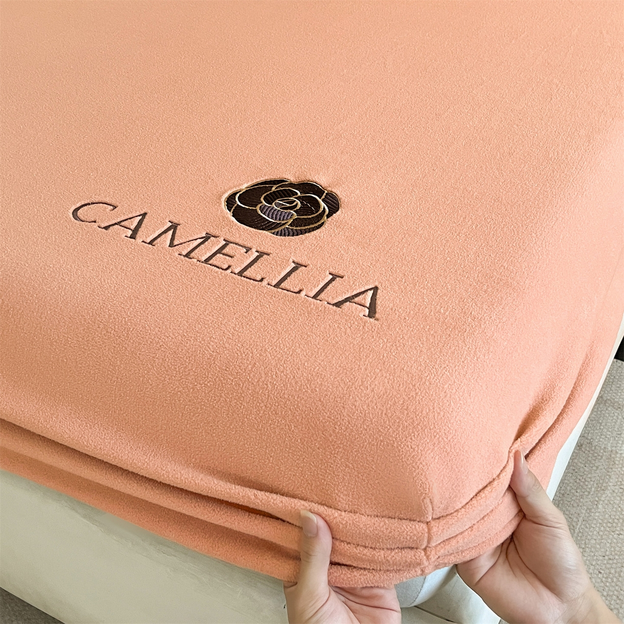 91家纺网 家纺一手货源 找家纺 笙意家纺 2025新款A类牛奶绒海獭绒加厚法式刺绣床笠 花屿-香槟金