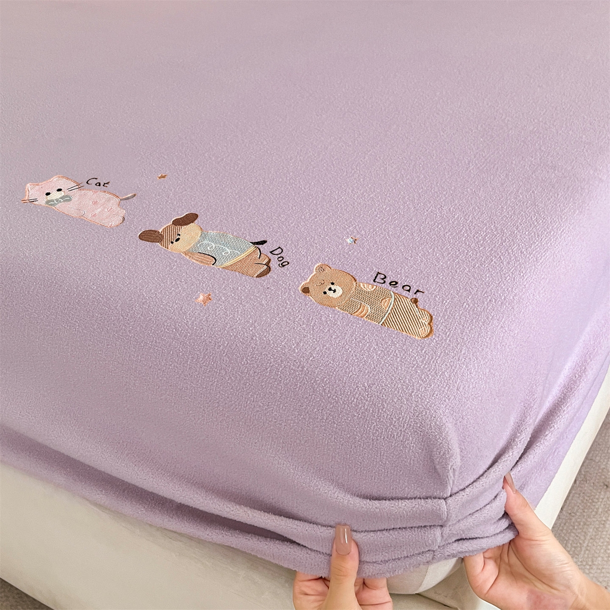 91家纺网 家纺一手货源 找家纺 笙意家纺 2025新款A类牛奶绒海獭绒卡通刺绣床笠 卡通-月光紫